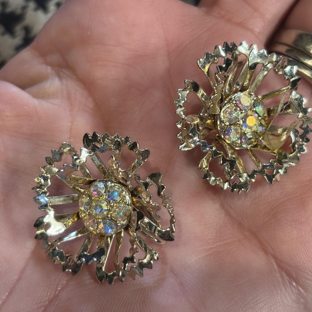 Sarah Coventry Flower Clip Earrings "Allusion" 1968 Aurora BOREALIS Vtg Korea‎